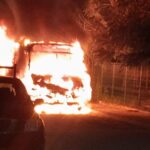 Autobús termina reducido a cenizas tras incendio en la colonia Terraplena, conocida como «Los Patos»