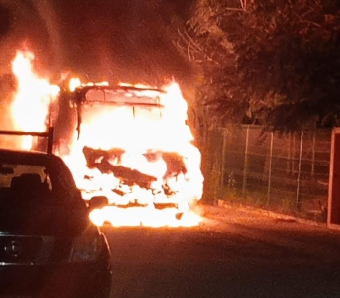 Autobús termina reducido a cenizas tras incendio en la colonia Terraplena, conocida como «Los Patos»